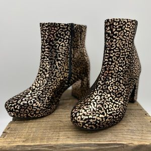 PLATFORM BLOCK HEEL BOOTIE - Gold Leopard
